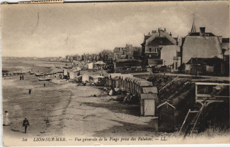 Carte postale ancienne Lion-sur-Mer Vue Generale de la Plage prise des Falaises à Falaise