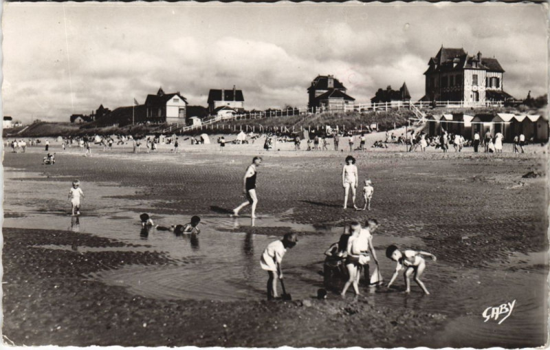 Carte postale ancienne Le Home La Plage et les Villas au Hom
