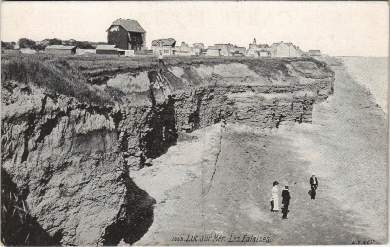 Carte postale ancienne Luc-sur-Mer Les Falaises à Falaise