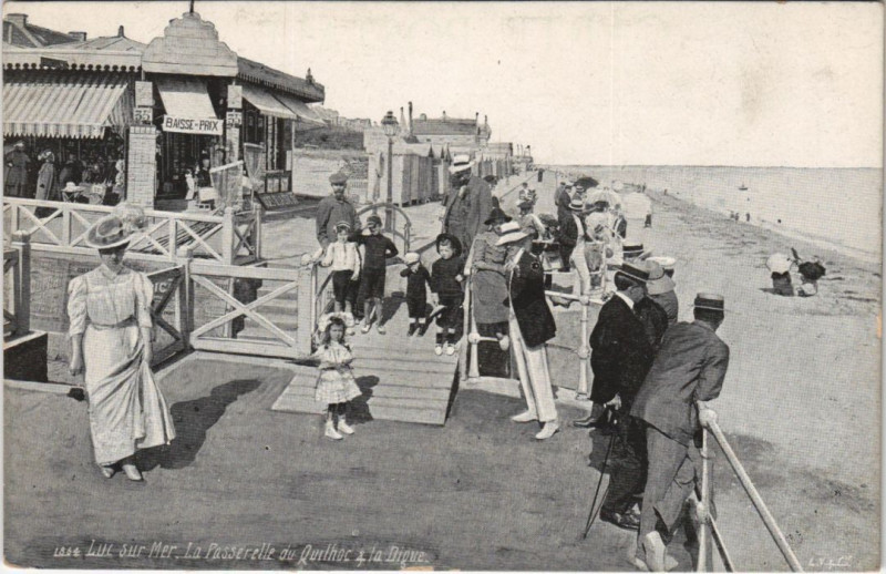 Carte postale ancienne Luc-sur-Mer La Passerelle du Quilhoc et la Digue à Luc-sur-Mer