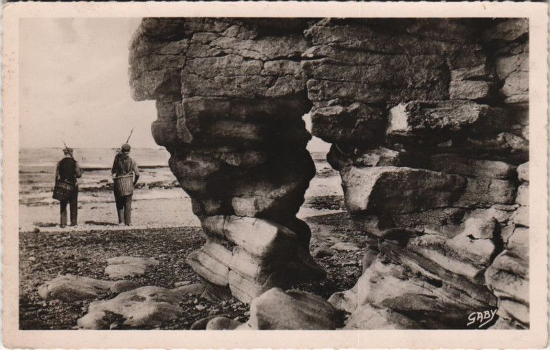 Carte postale ancienne Luc-sur-Mer La Roche Percee à Luc-sur-Mer