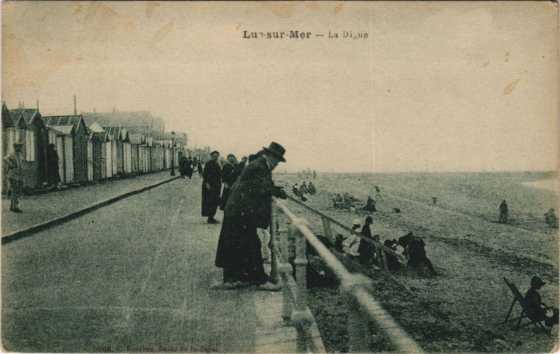 Carte postale ancienne Luc-sur-Mer La Digue à Luc-sur-Mer