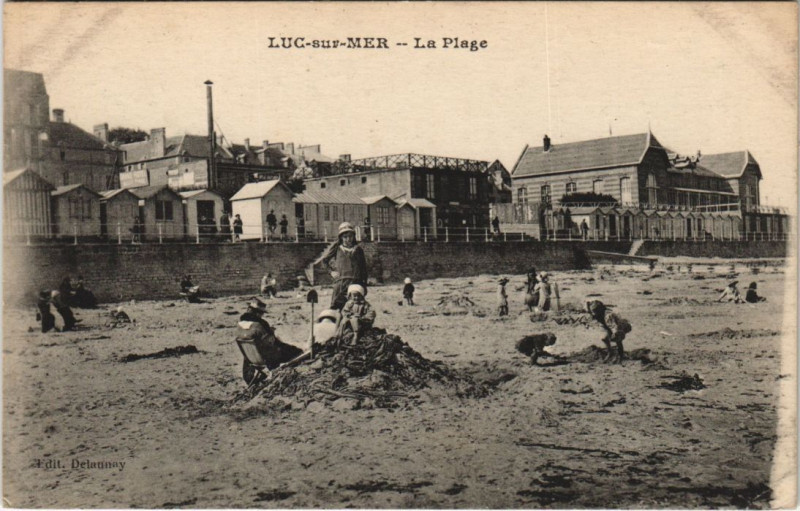 Carte postale ancienne Luc-sur-Mer La Plage à Luc-sur-Mer
