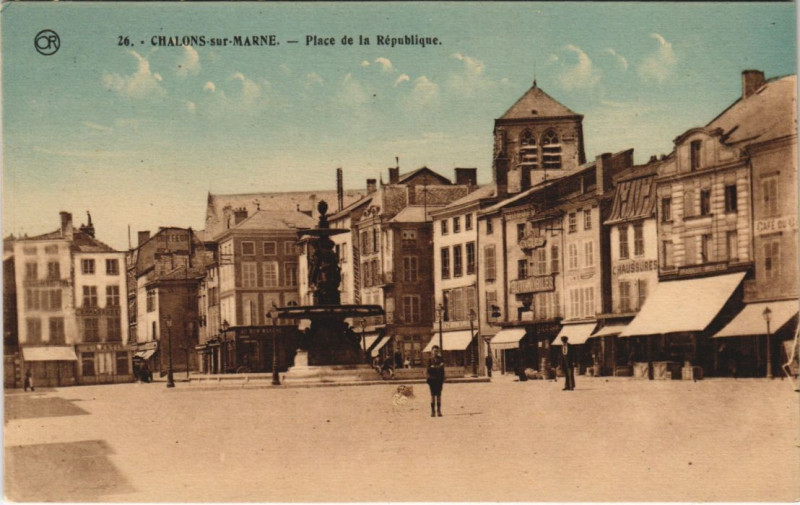 Carte postale ancienne Chalons-Sur-Marne Place de la Republique
