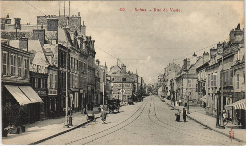 Carte postale ancienne Reims Rue de Vesle à Reims