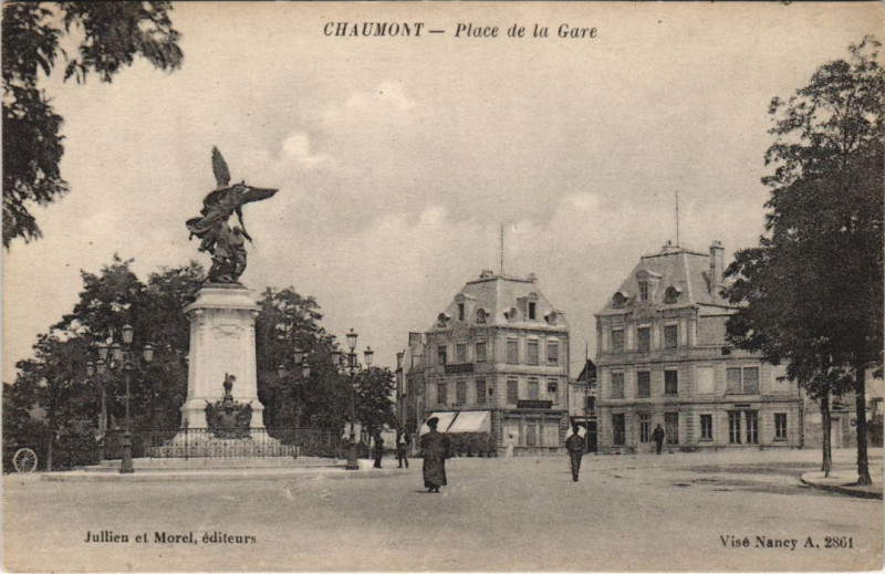 Carte postale ancienne Chaumont Place de la Gare à Chaumont