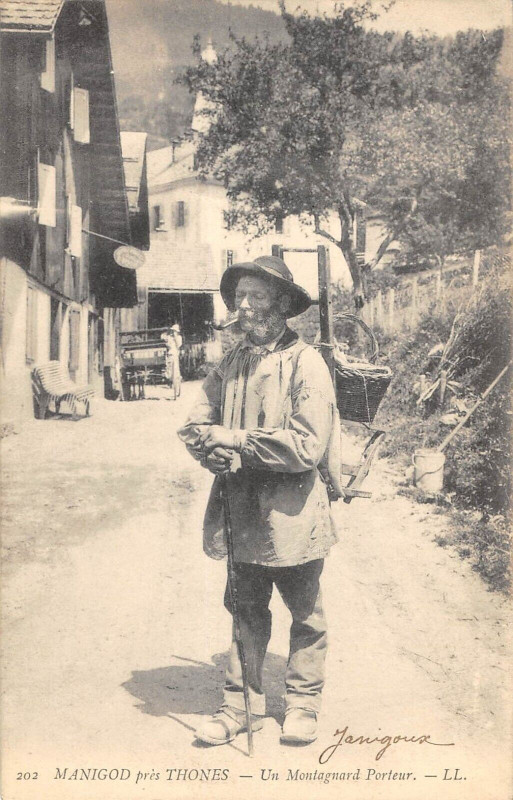 Carte postale ancienne Manigod Pres Thones Un Montagnard Porteur à Manigod