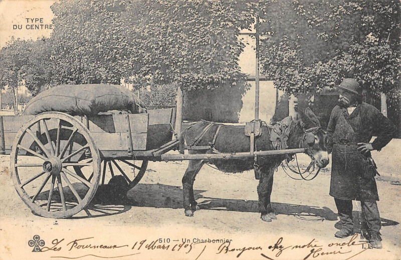 Carte postale ancienne Type Du Centre Un Charbonnier