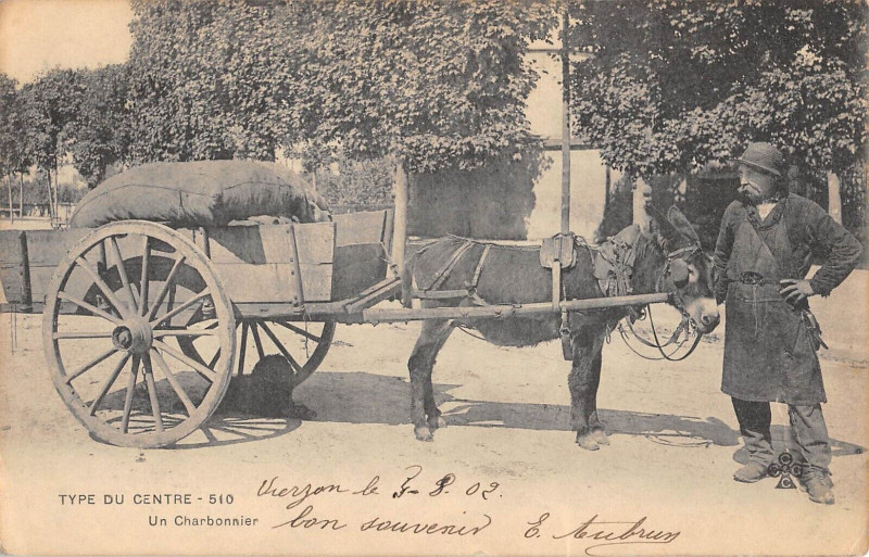 Carte postale ancienne Type Du Centre Un Charbonnier