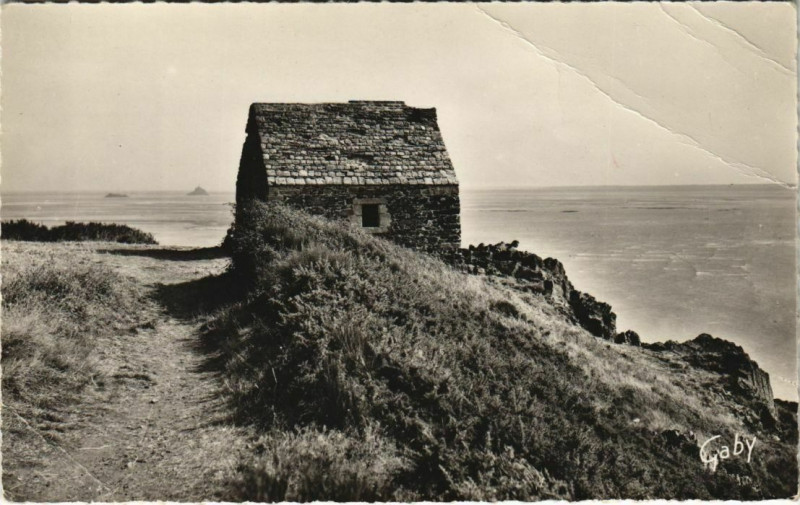 Carte postale ancienne Carolles Edenville La Cabane Vauban Au fond le Mont-Saint-M à Carolles