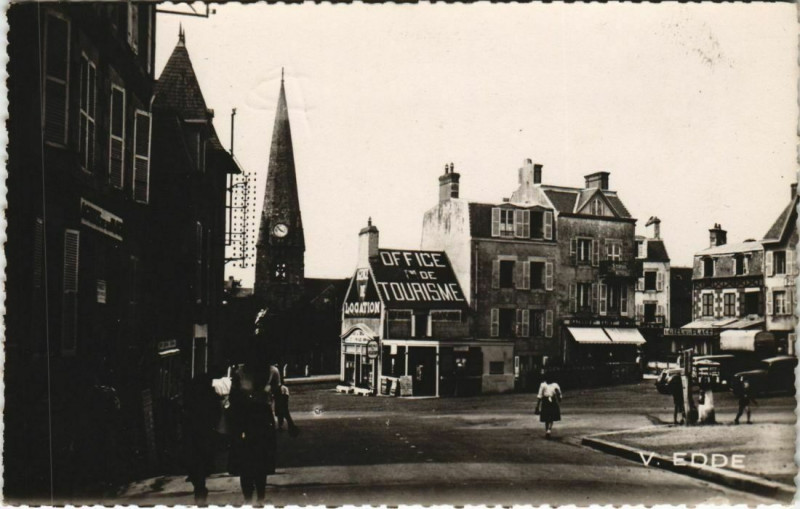 Carte postale ancienne Saint-Pair surMer La Place et l'Eglise