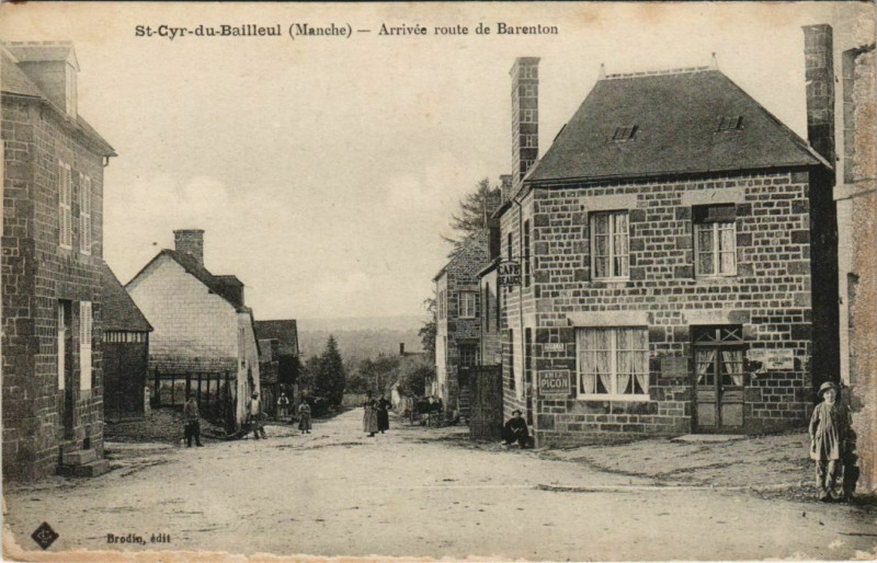 Carte postale ancienne Saint-Cyr du Bailleul Arrive route de Barenton à Barenton