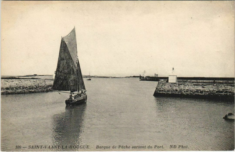 Carte postale ancienne Saint-Vaast-la-Hougue Barque de Peche sortant du Part