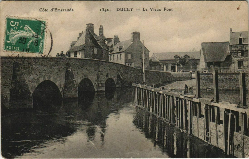 Carte postale ancienne Ducey Le Vieux Pont Cote d'Emeraude