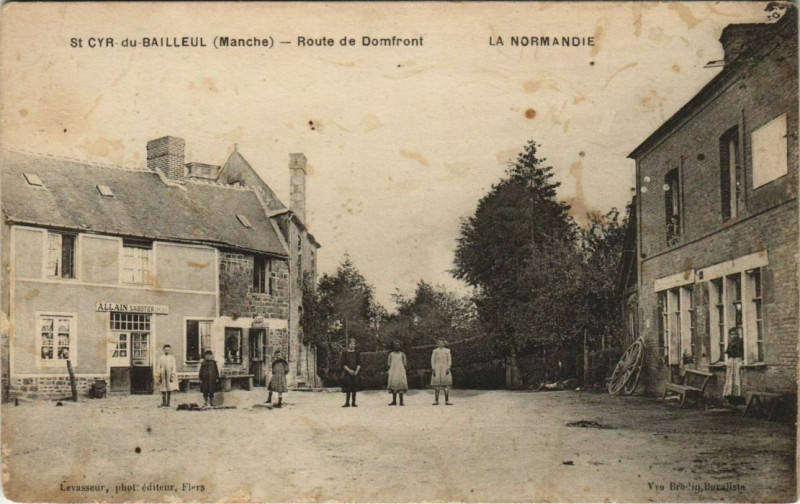 Carte postale ancienne Saint-Cyr du Bailleul Route de Domfront La Normandie