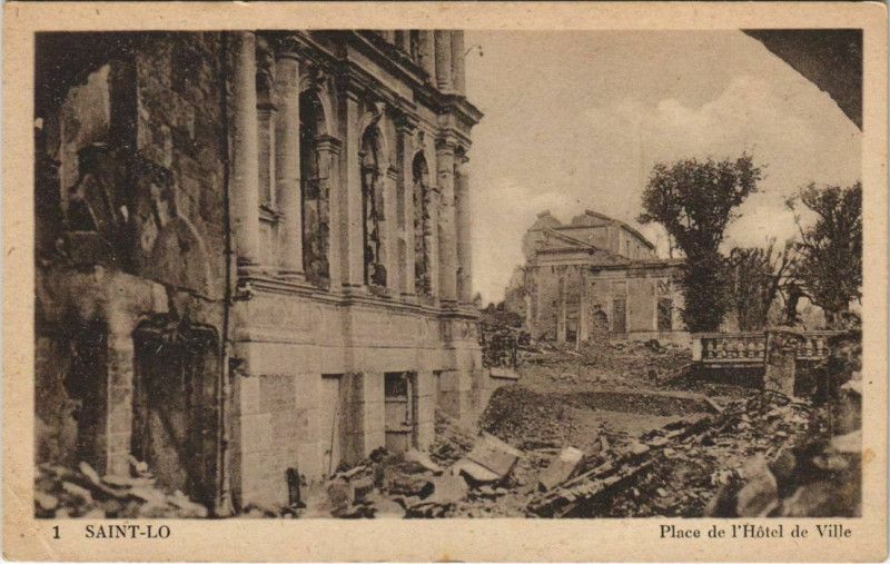 Carte postale ancienne Saint-Lo Place de l'Hotel de Ville