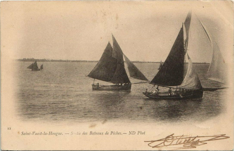 Carte postale ancienne Saint-Vaast-la-Hougue Sortie des Bateaux de Peches