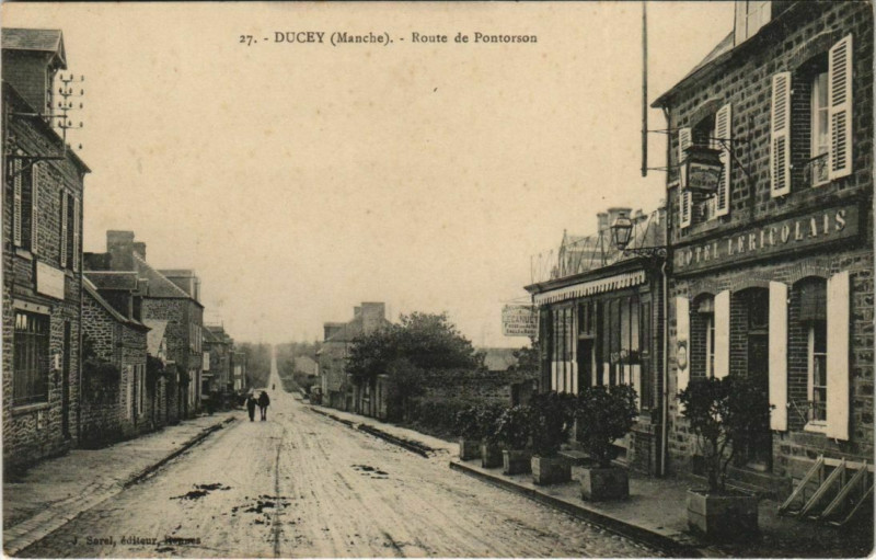 Carte postale ancienne Ducey Route de Pontorson à Pontorson
