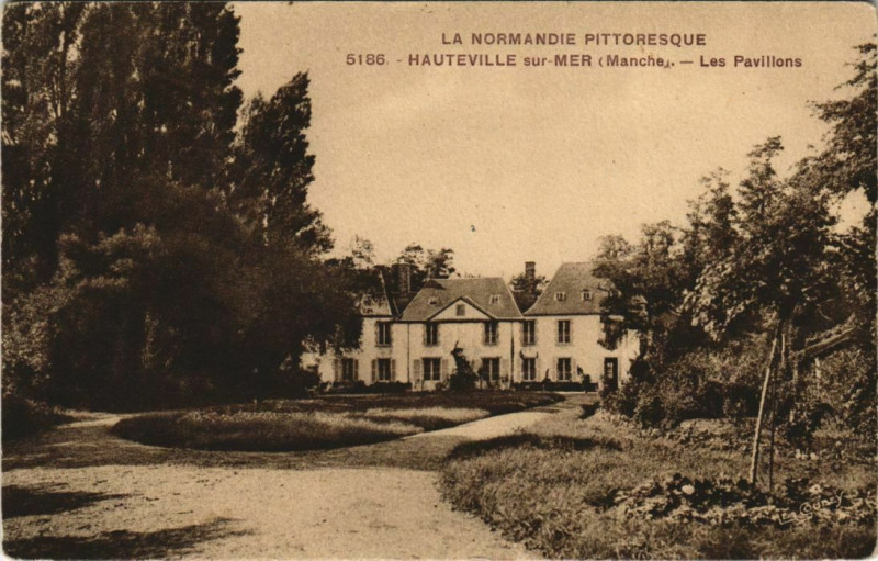 Carte postale ancienne La Normandie Pittoresque Hauteville-sur-Mer Les Pavillons à Hauteville-sur-Mer