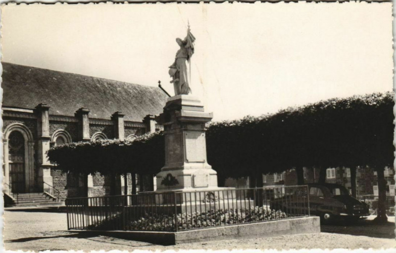 Carte postale ancienne Brehal Le Monument aux Marts