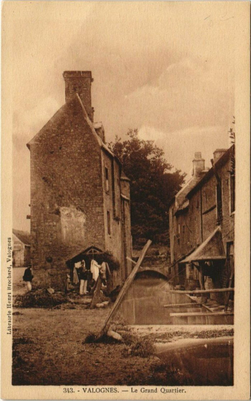 Carte postale ancienne Valognes Le Grand Quartier à Valognes
