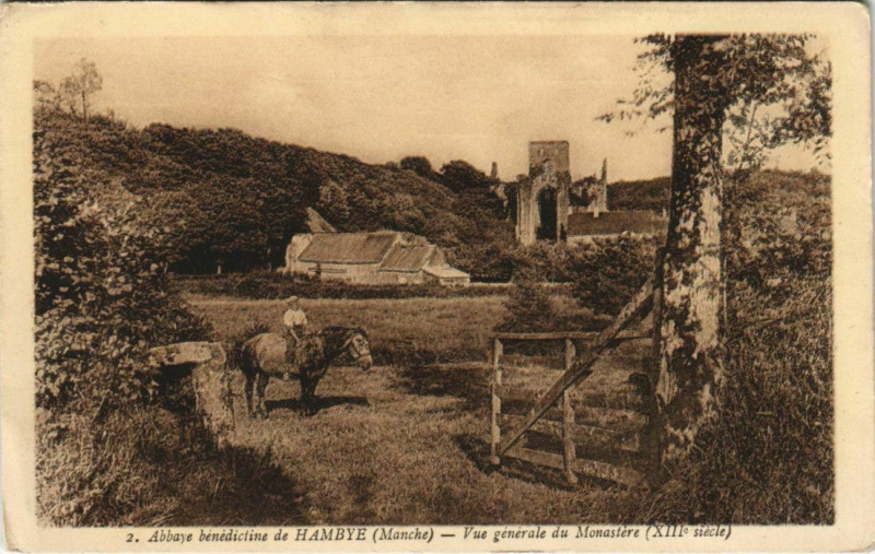 Carte postale ancienne Abbaye benedictine de Hambye Vue générale du Monastrere à Hambye