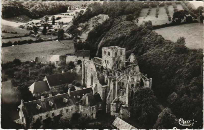 Carte postale ancienne Hambye Vue aerienne de l'Abbaye et vue sur la Vallée de la à Hambye