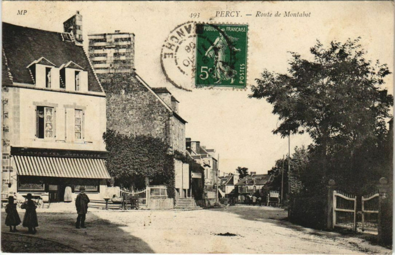 Carte postale ancienne Percy Route de Montabot à Montabot