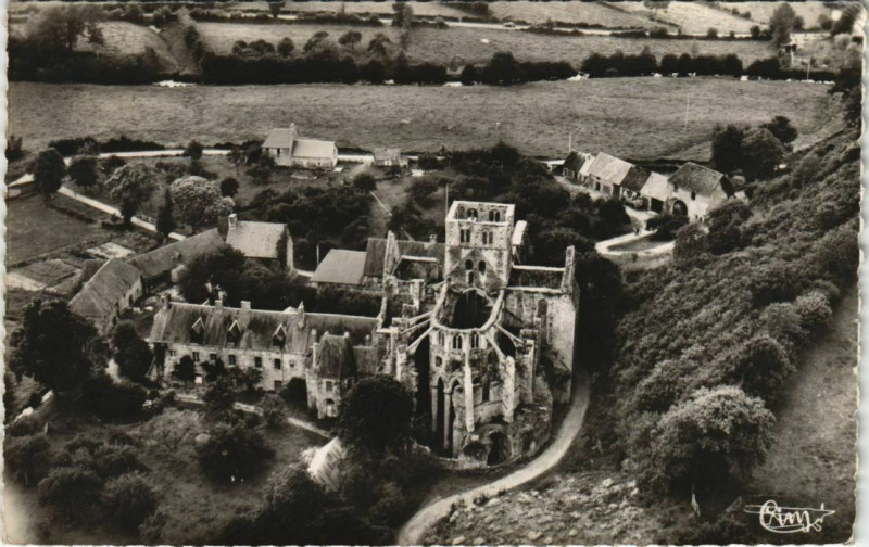 Carte postale ancienne Hambye Vue aerienne de l'Abbaye à Hambye
