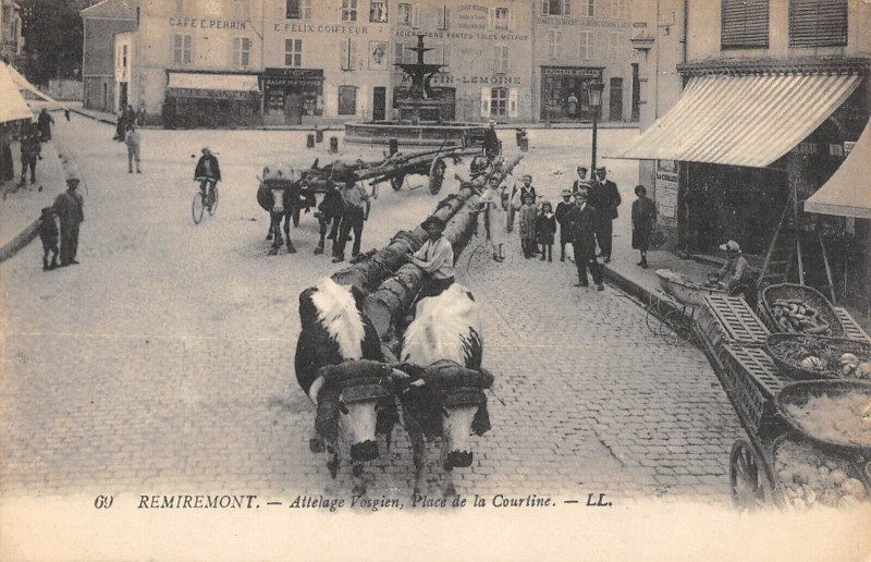 Carte postale ancienne Remiremont Attelage Vosgien Place De La Courtine / Agriculture à Remiremont