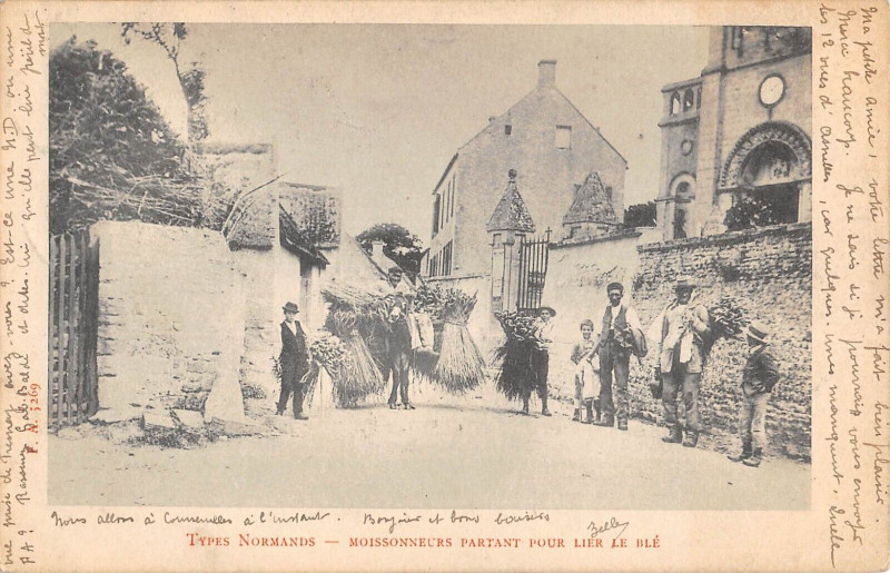 Carte postale ancienne Types Normands Moissonneurs Partant Pour Lier Le Ble