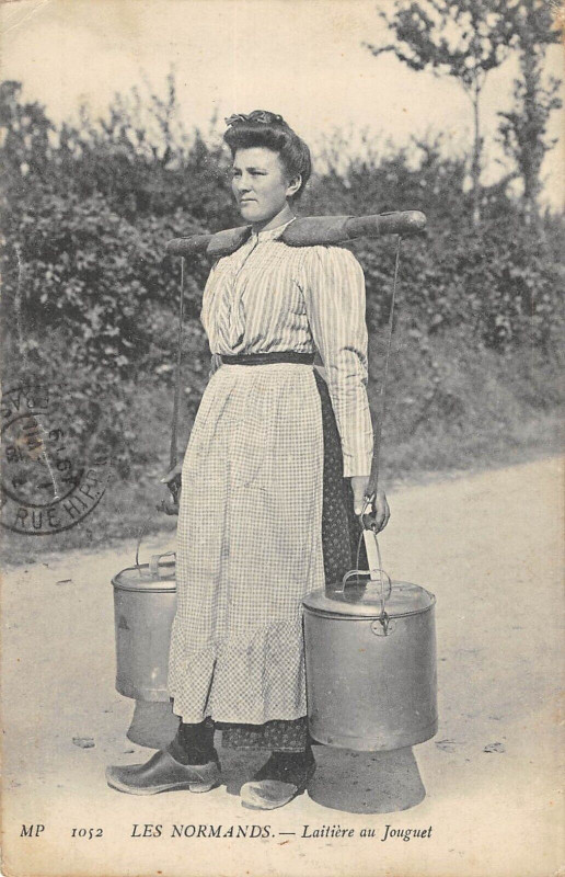 Carte postale ancienne Les Normands Laitiere Au Jouguet
