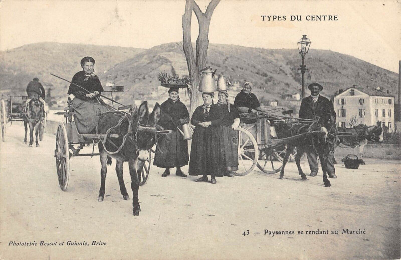 Carte postale ancienne Types Du Centre Paysannes Se Rendant Au Marche