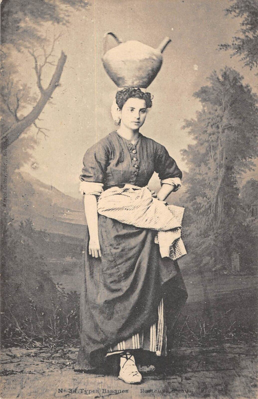 Carte postale ancienne Types Basques Porteuse D'Eau