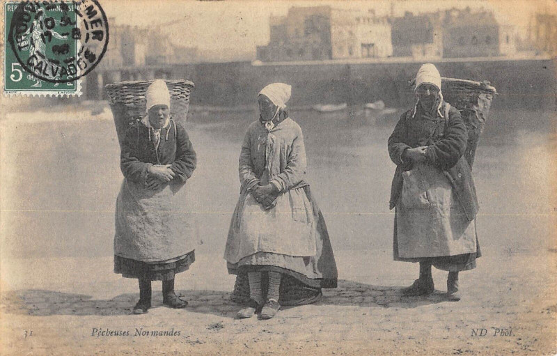 Carte postale ancienne Pecheuses Normandes à Eu