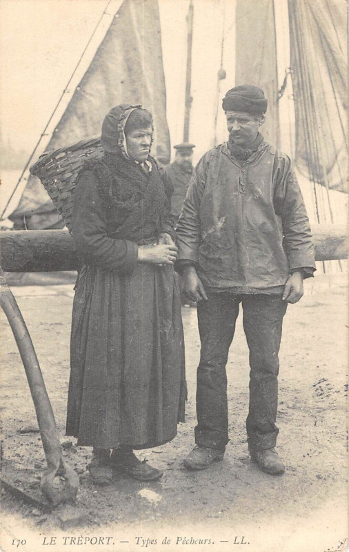 Carte postale ancienne Le Treport Types De Pecheurs à Eu