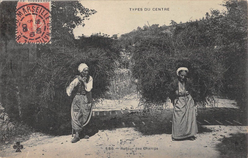 Carte postale ancienne Types Du Centre Retour Des Champs