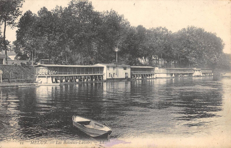 Carte postale ancienne Melun Les Bateaux Lavoirs à Melun