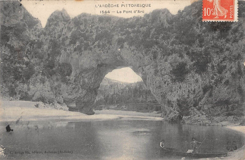 Carte postale ancienne Ardeche Le Pont D'Arc / Bateliers / Barque