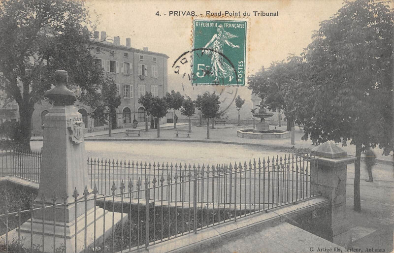 Carte postale ancienne Privas Rond Point Du Tribunal à Privas