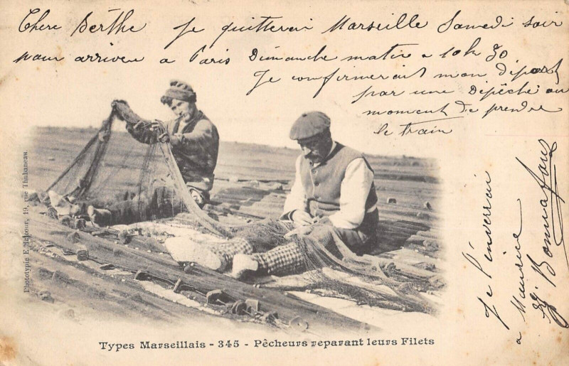 Carte postale ancienne Types Marseillais Pecheurs Reparant Leurs Filets