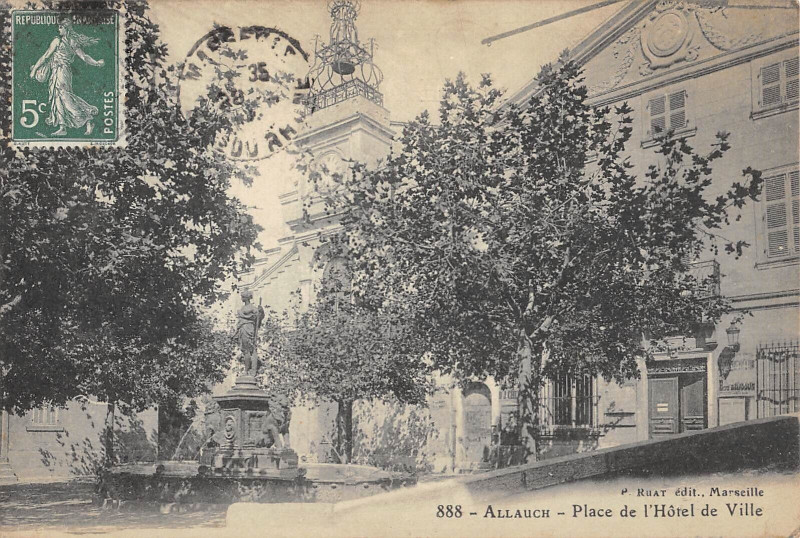 Carte postale ancienne Allauch Place De L'Hotel De Ville / Fontaine à Allauch