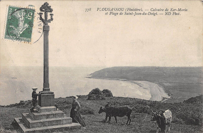 Carte postale ancienne Plougasnou Calvaire De Ker Maria Et Plage De Saint-Jean Du Doigt à Plougasnou