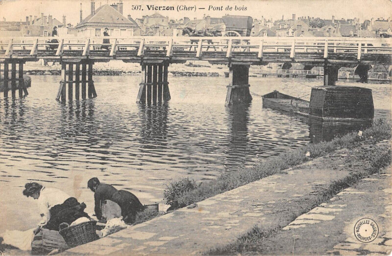Carte postale ancienne Vierzon Pont De Bois / Lavandieres à Vierzon