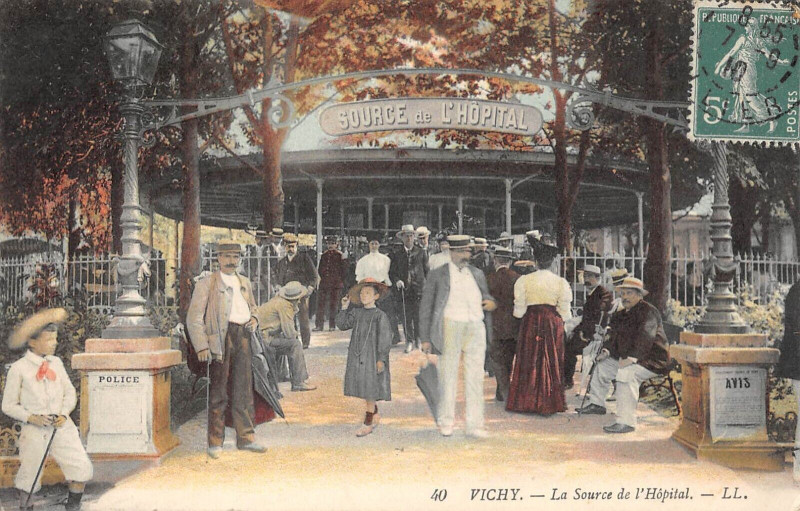 Carte postale ancienne Vichy Source De L'Hopital à Vichy