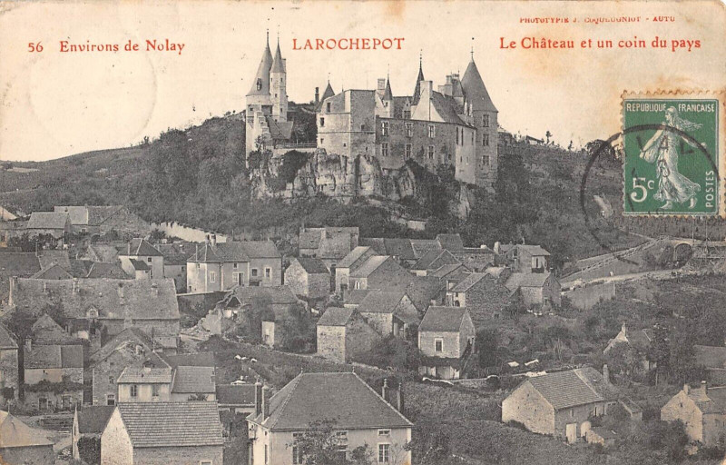 Carte postale ancienne Larochepot Le Chateau Et Un Coin Du Pays