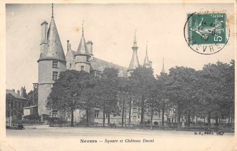 Carte postale ancienne Nevers Square Et Chateau Ducal à Nevers