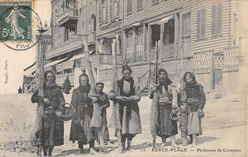 Carte postale ancienne Berck Plage Pecheuses De Crevettes à Berck