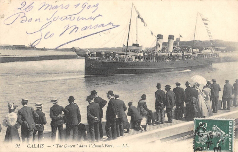 Carte postale ancienne Calais The Queen Dans L'Avant Port à Calais