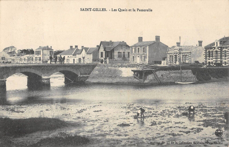 Carte postale ancienne Saint Gilles Les Quais Et La Passerelle